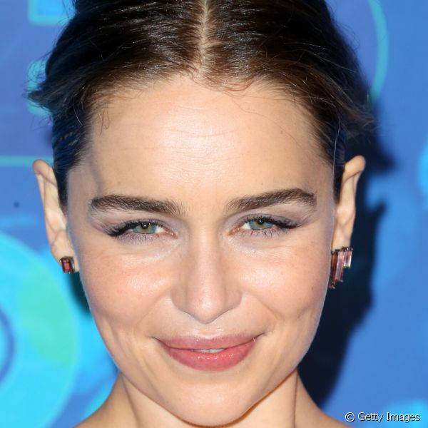 Emilia Clarke deixou a make bem natural, mas realçou os olhos com um pouco de sombra cinza na pálpebra